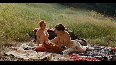 Grupinio sekso vaizdo įrašas, kuriame žmonos keičiasi partneriais ir dulkinasi vienoje lovoje